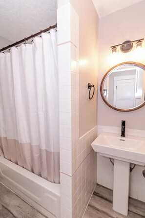 Shower, hair dryer, towels - ZAMBEZI, a cozy stay for four in the lodge of Karoo at Smith Mountain Lake  (Wirtz)