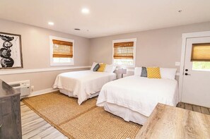 1 bedroom, free WiFi, bed sheets - ZAMBEZI, a cozy stay for four in the lodge of Karoo at Smith Mountain Lake  (Wirtz)