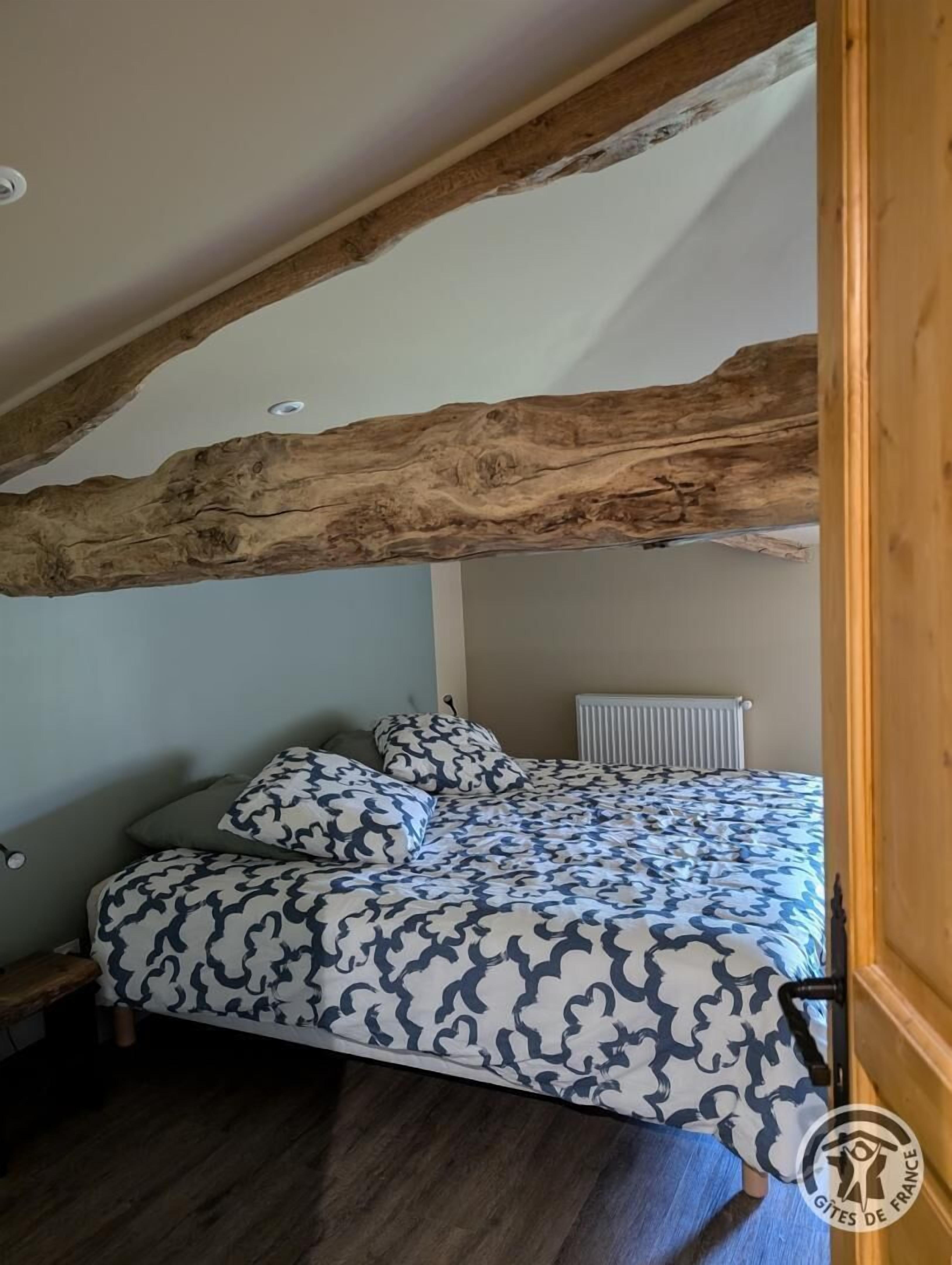 2 bedrooms, travel crib, internet