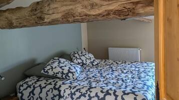 4 bedrooms, travel crib, internet