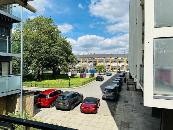 المنطقة المحيطة بالمنشأة