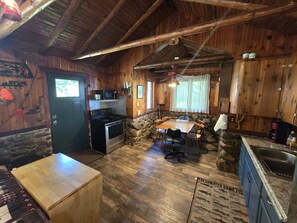 冷蔵庫、電子レンジ、オーブン、コンロ