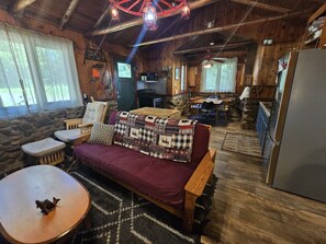 Smart TV, fireplace - Charming 1940s Cabin on Mohawksin, Firepit, Kayaks/Canoes Incl. Close to Trails (Tomahawk)