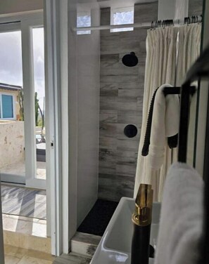 Shower, hair dryer, towels, soap - Mountain (Sky Sun Villas)

 (Luquillo)