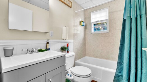 Crested One Place - with Free Parking, Heat & AC