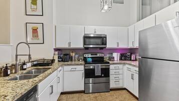 Réfrigérateur, micro-ondes, four, plaque de cuisson