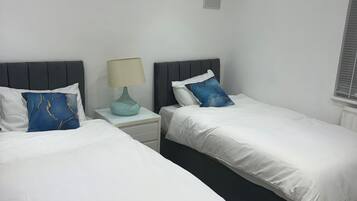 House | 3 bedrooms, free WiFi, bed sheets