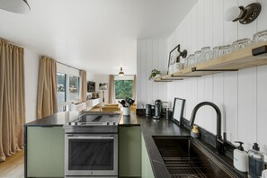 Kylskåp, mikrovågsugn, ugn och spishäll