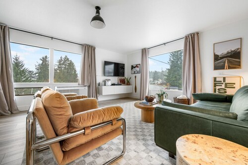 Luxury Harbor Escape | Walk to Food & Fun