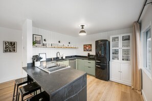 Refrigerador, microondas, horno y parrilla de estufa 