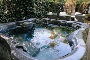 Outdoor spa tub - 84B6 - Loft in charming 18th century farmhouse (Althen-des-Paluds)