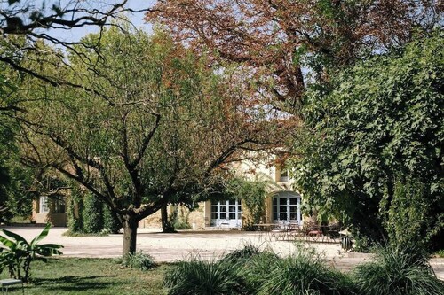 84B3 - Freesia, suite in 18th century Provencal farmhouse