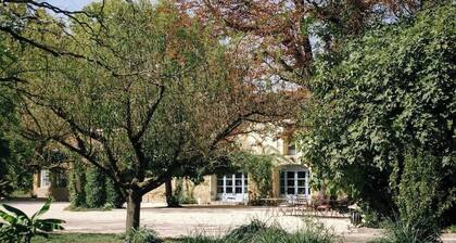 84B3 - Freesia, suite in 18th century Provencal farmhouse