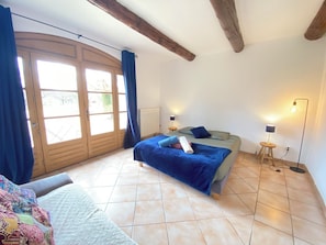 1 dormitorio, tabla de planchar con plancha, cuna de viaje y wifi