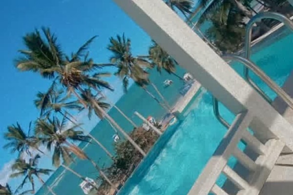 Hồ bơi ngoài trời