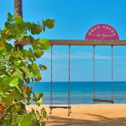 En la playa, arena blanca, sillas reclinables de playa