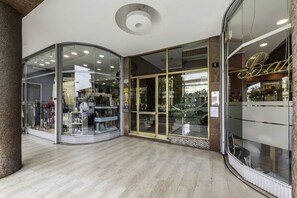 Unclassified image, 2 of 28, button