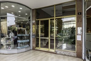 Unclassified image, 5 of 28, button