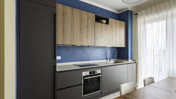 Frigorifero, forno, piano cottura, lavastoviglie