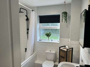 Departamento | Baño | Tina con regadera, tina profunda, secadora de cabello, toallas