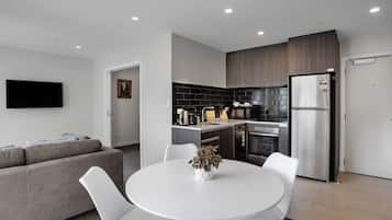 Apartment, City View | Private kitchen | Fridge, microwave, oven, stovetop