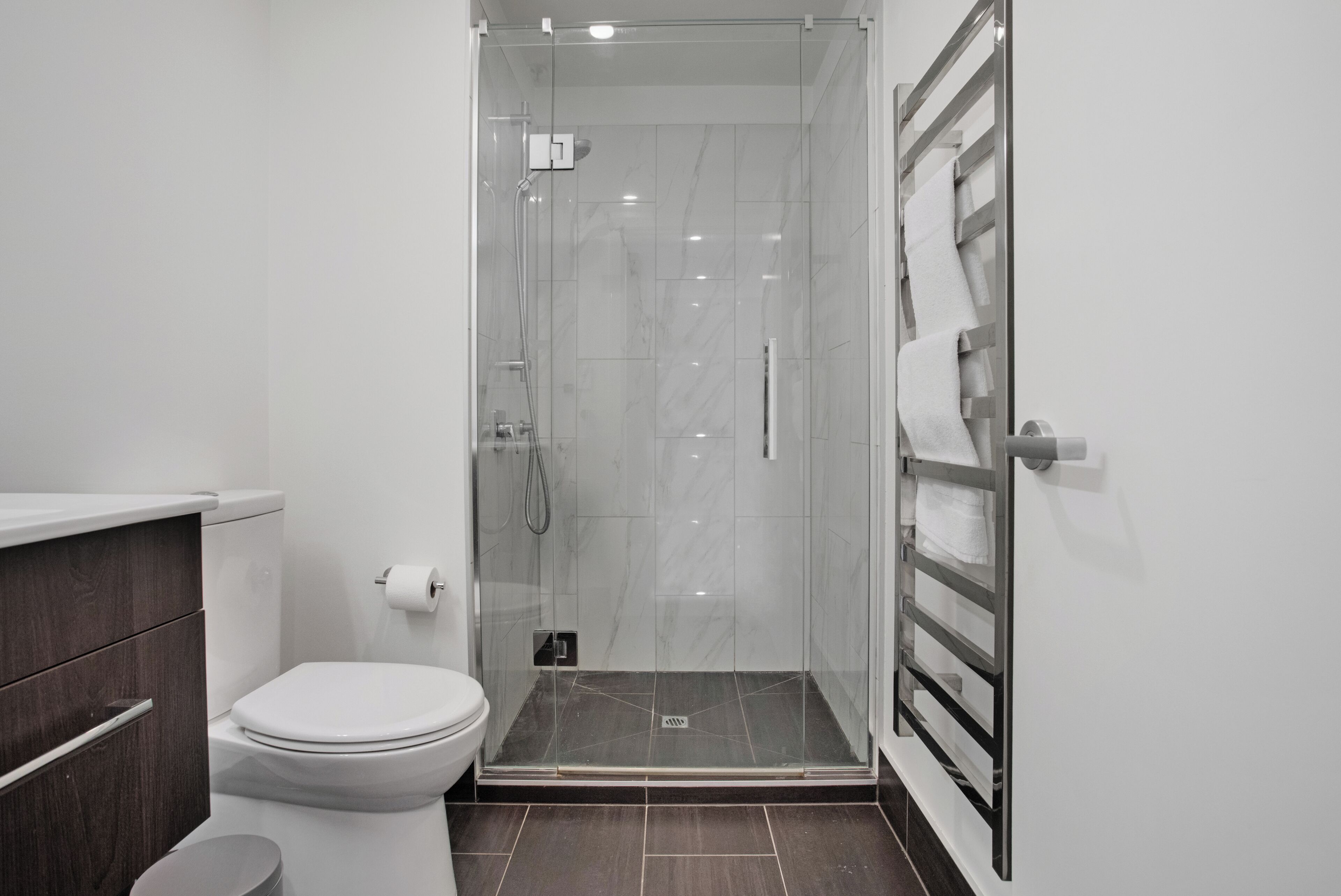 Appartement, vue sur la ville | Salle de bain | Douche, articles de toilette (gratuits), séchoir à cheveux