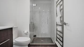 Apartment, Stadtblick | Badezimmer