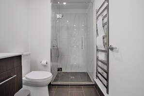 Lejlighed - byudsigt | Badeværelse | Bruser, gratis toiletartikler, hårtørrer, håndklæder