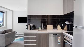 Appartement, uitzicht op de stad | Privékeuken | Een koelkast, een microgolfoven, een oven, een kookplaat