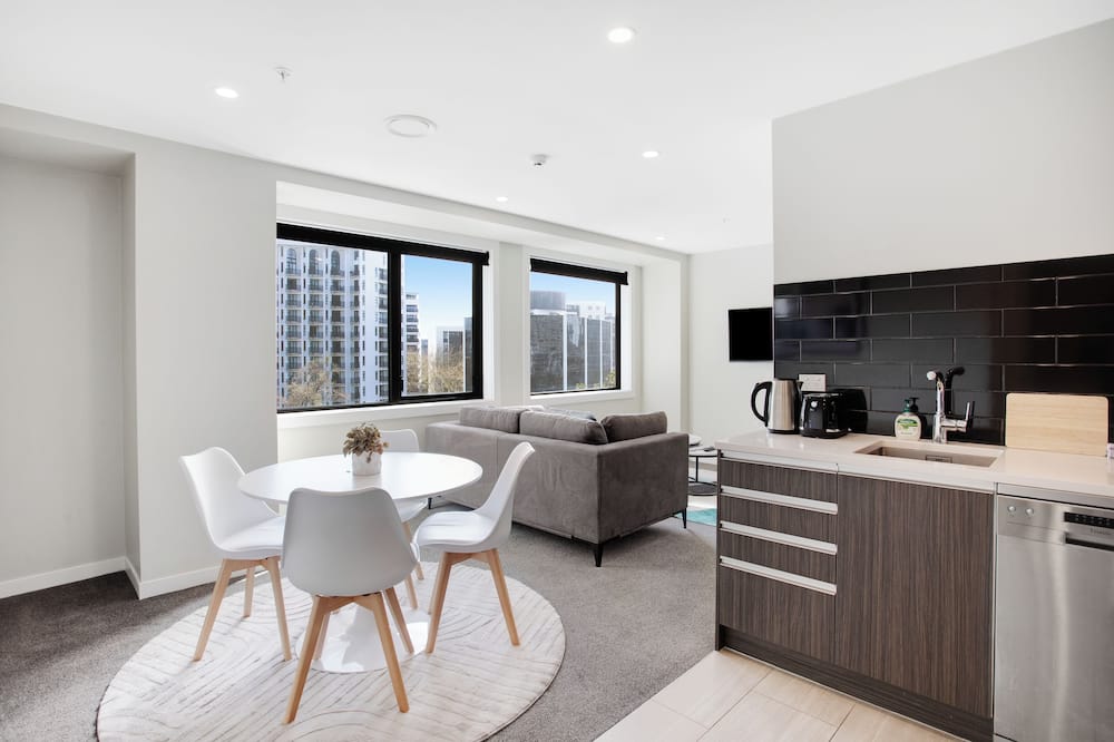 City Skyline Apartment near Myers Park