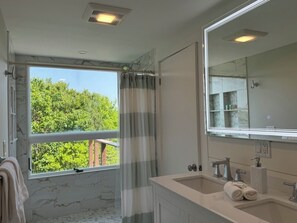 Douche, sĂšche-cheveux, serviettes fournies, savon
