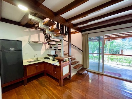 Refrigerador con freezer, microondas, placa de cocina
