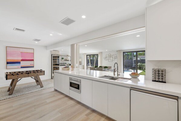 Réfrigérateur, four à micro-ondes, un four, surface de cuisson