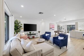 Téléviseur connecté, table de ping-pong, chaßne audio