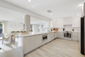 Refrigerador, microondas, horno, placa de cocina