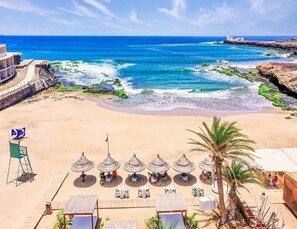 Plage, chaises longues, serviettes de plage