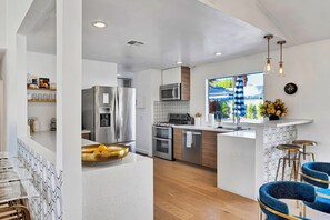 Kylskåp, mikrovågsugn, ugn och spishäll