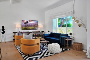 Smart TV, libros, estéreo y monitor de computadora 