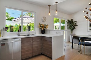 Kylskåp, mikrovågsugn, ugn och spishäll