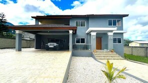 Exterior - Spacious 5-bedroom villa in marvelous Jarabacoa with AC, WiFi (Jarabacoa)