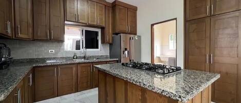 Refrigerador, microondas, parrilla de estufa y cafetera y tetera