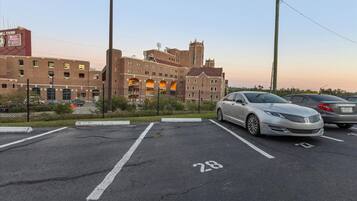 Un parking avec un bâtiment en arrière-plan.