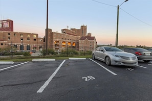 Un parking avec un bâtiment en arrière-plan.