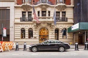 Exterior - Charming Two-Bedroom Apartment in Historic Mansfield Residence (New York)