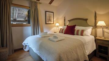 6 bedrooms, iron/ironing board, WiFi, bed sheets