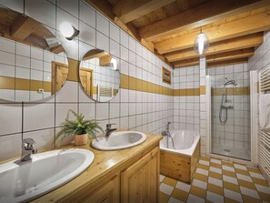Shower, hair dryer, towels - Chalet Fleur d'Aulps - Secluded holiday for 12 with spa - OVO Network (Saint-Jean-d'Aulps)