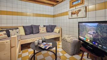 Televisión, chimenea y estéreo