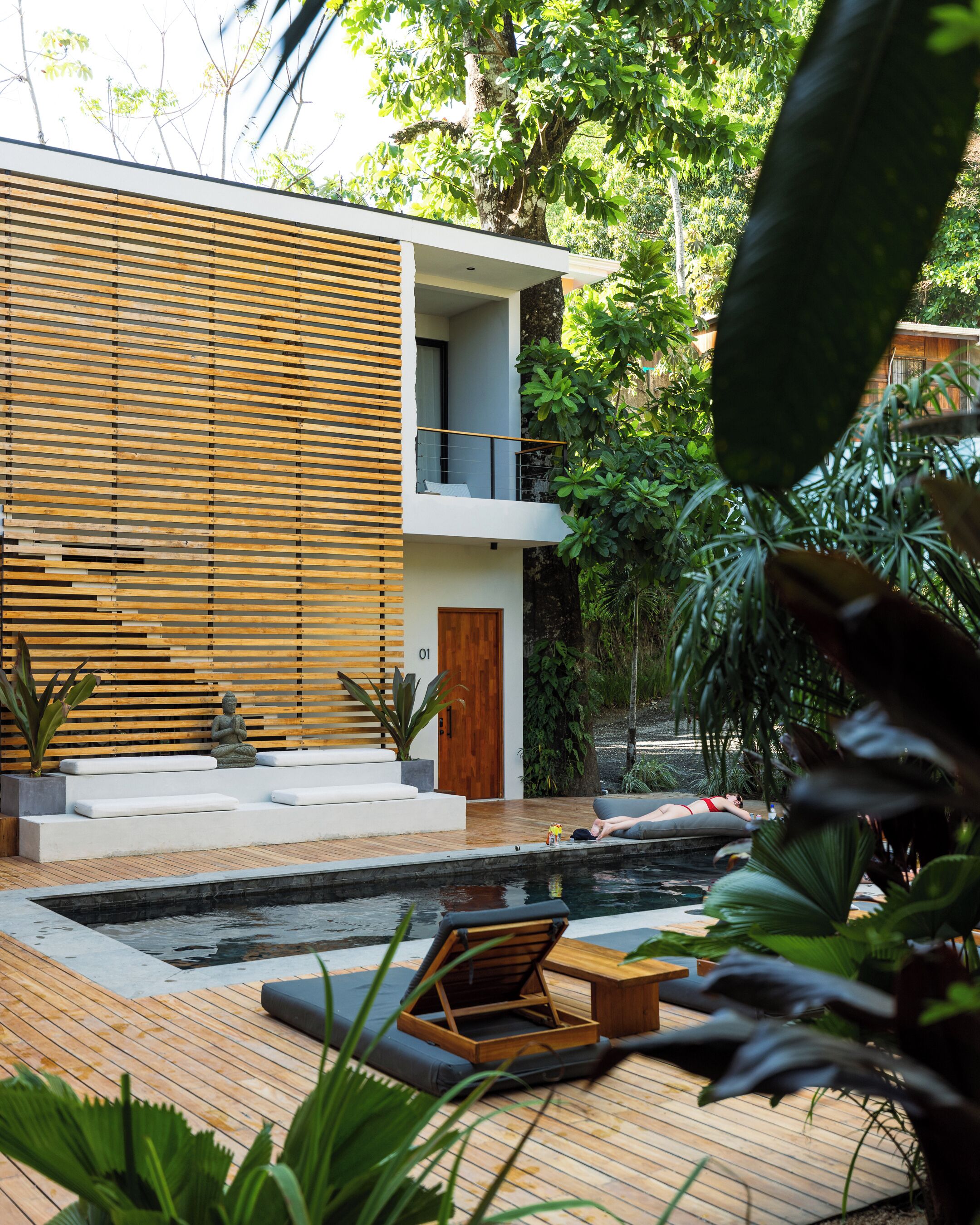 Piscina externa, espreguiçadeiras