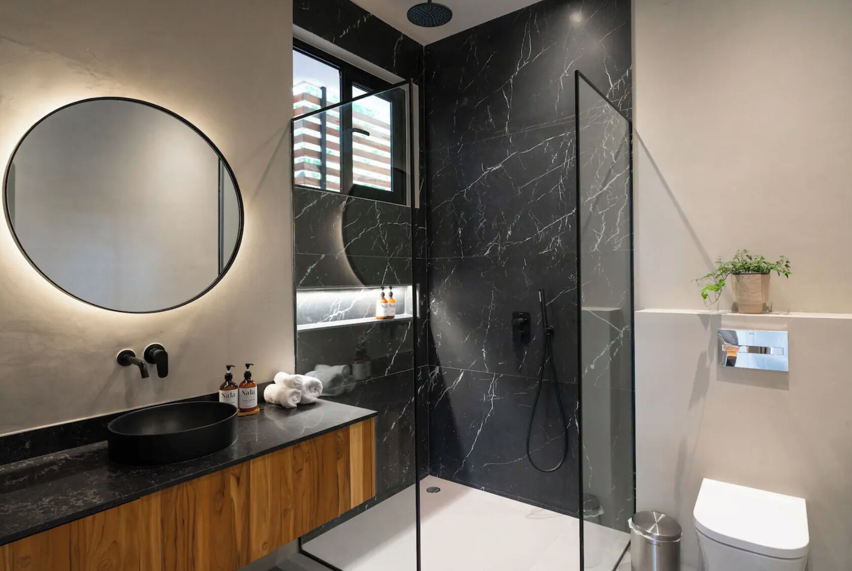Nala Luxury Living - One bedroom suite #6 | Bathroom | Shower, eco-friendly toiletries, hair dryer, towels