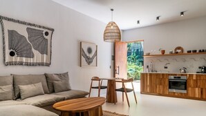 Nala Luxury Living - King Suite #1 | Eget kjøkken | Kjøleskap på fellesområdet og kjøkkenutstyr